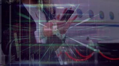Akıllı telefon kullanan iki ırklı kadın üzerindeki ekranlardaki ve çizgilerdeki veri işleme animasyonları. İş, bağlantılar, iletişim ve teknoloji konsepti dijital olarak oluşturulmuş video.