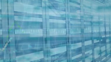 Bilgisayar sunucu odasındaki grafik ve işlem verilerinin animasyonu. küresel teknoloji hesaplama ve dijital arayüz konsepti dijital olarak oluşturulmuş video.