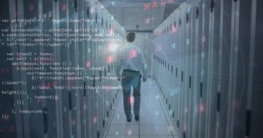 Beyaz adamın sunucu odasında veri işleme animasyonu. Küresel iş ve dijital arayüz kavramı dijital olarak oluşturulmuş video.