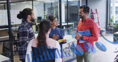 Çeşitli iş adamları üzerinde finansal veri işleme animasyonu. Küresel iş, bilgisayar ve dijital arayüz kavramı dijital olarak oluşturulmuş video.