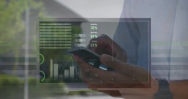 Kafkasyalı iş adamının akıllı telefon kullanarak veri işleme animasyonu. küresel iş ve dijital arayüz kavramı dijital olarak oluşturulmuş video.