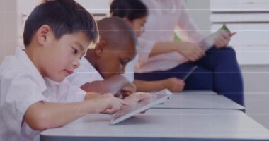 Sınıfta tablet kullanan çeşitli okul çocukları üzerinde veri işleme animasyonu. Küresel eğitim, bilgisayar ve dijital arayüz kavramı dijital olarak oluşturulmuş video.