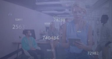 Ofisteki çeşitli iş adamlarının numaralarını değiştirme animasyonu. İş, ekonomi, finans ve teknoloji konsepti dijital olarak oluşturulmuş video.