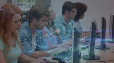 Kafkas erkek öğretmen ve bilgisayar kullanan çeşitli öğrencilerle olan bağlantıların animasyonu. Okul, eğitim ve teknoloji konseptiyle dijital olarak üretilen video.