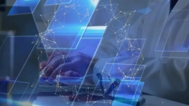 Kafkas erkek doktor üzerinde veri işleme animasyonu. Küresel iş ve dijital arayüz kavramı dijital olarak oluşturulmuş video.