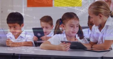 Tablet kullanan çeşitli öğrenciler ve öğretmenler üzerinde veri işleme animasyonu. Küresel eğitim, bilgisayar ve dijital arayüz kavramı dijital olarak oluşturulmuş video.