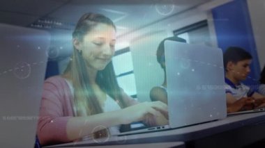 Çeşitli öğrencilerin cihazları kullanarak veri işleme animasyonları. küresel iş ve dijital arayüz kavramı dijital olarak oluşturulmuş video.