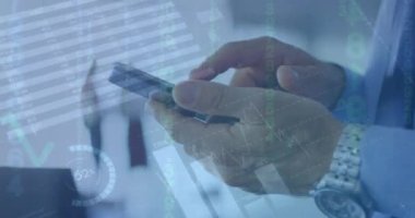 Kafkasyalı iş adamının akıllı telefon kullanarak veri işleme animasyonu. küresel iş ve dijital arayüz kavramı dijital olarak oluşturulmuş video.