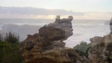 Kayaların üzerinde oturan beyaz adamın üzerindeki manzara animasyonu. Doğa, uyum ve dijital arayüz kavramı dijital olarak oluşturulmuş video.