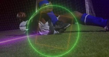 Afro-Amerikan erkek futbolcu üzerinde neon şekillerin canlandırılması. global spor ve dijital arayüz konsepti dijital olarak oluşturulmuş video.