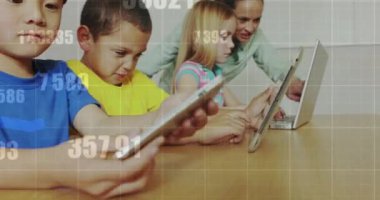 Tablet kullanan çeşitli öğrenciler ve öğretmenler üzerinde veri işleme animasyonu. Küresel eğitim, bilgisayar ve dijital arayüz kavramı dijital olarak oluşturulmuş video.