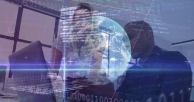 Çeşitli iş adamları üzerinde küresel ve finansal veri işleme animasyonu. Küresel iş, bilgisayar ve dijital arayüz kavramı dijital olarak oluşturulmuş video.