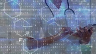 Kameraya bakan mutlu çift ırklı kadın doktor yerine ikili kod ve altıgenlerin animasyonu. Sağlık, tıp, veri işleme ve teknoloji konsepti dijital olarak oluşturulmuş video.