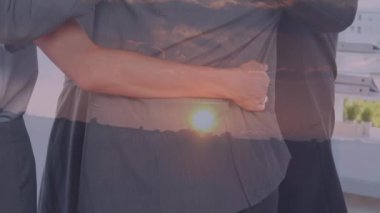 Manzara üzerinde kucaklaşan çeşitli iş adamlarının animasyonu. Küresel iş ve dijital arayüz kavramı dijital olarak oluşturulmuş video.