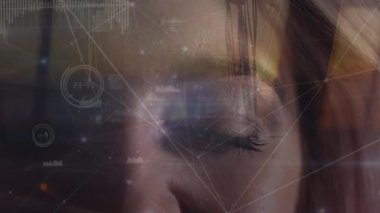 Beyaz kadın üzerinden veri işleme ağı bağlantılarının animasyonu. Küresel bağlantılar ve dijital arayüz konsepti dijital olarak oluşturulmuş video.