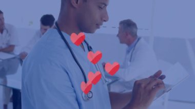 Mutlu melez erkek doktorun üzerinde süzülen kalp animasyonu not alıyor. Dijital olarak üretilen sağlık, tıp ve sosyal medya kavramı.