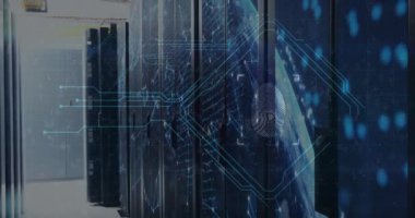 Sunucular üzerinde entegre devre ve parmak izi animasyonu. Küresel ağ, veri işleme, dijital iletişim ve teknoloji konsepti dijital olarak oluşturulmuş video.
