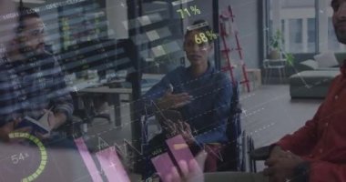 Çeşitli iş adamları üzerinde finansal veri işleme animasyonu. küresel iş, finans, veri işleme ve dijital arayüz kavramı dijital olarak oluşturulmuş video.