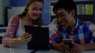 Matematiksel denklemlerin sınıftaki çeşitli öğrenciler üzerindeki animasyonu. Küresel eğitim ve dijital arayüz kavramı dijital olarak oluşturulmuş video.