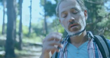 Kafkas erkek yürüyüşçülerin veri işleme animasyonları. Küresel iş ve dijital arayüz kavramı dijital olarak oluşturulmuş video.