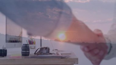 Çeşitli iş adamlarının manzara üzerinde el sıkışması. Küresel iş ve dijital arayüz kavramı dijital olarak oluşturulmuş video.