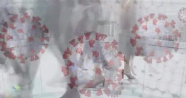 Yürüyen iş adamları üzerinde düşen kovid 19 hücrenin animasyonu. Küresel covid 19 salgını, bilim ve bağlantılar konsepti dijital olarak oluşturulmuş video.