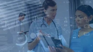 Çeşitli kadın doktorların konuşmaları üzerine simge ve grafiklerin canlandırılması. Sağlık, tıp, veri işleme ve teknoloji konsepti dijital olarak oluşturulmuş video.