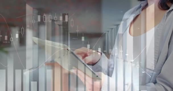 オフィスでタブレットを使って白人女性の手の上にグラフのアニメーション ビジネス テクノロジーの概念デジタルで生成されたビデオ — ストック動画