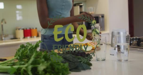 Animación Texto Ecológico Deja Mujer Afroamericana Feliz Cocinando Ecología Cocina — Vídeo de stock
