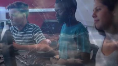 Çeşitli öğrencilerin bilgisayar kullanarak veri işleme animasyonları. Küresel iş ve dijital arayüz kavramı dijital olarak oluşturulmuş video.