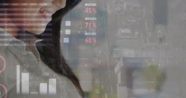 Kafkasyalı iş kadınının akıllı telefon kullanarak veri işleme animasyonu. Küresel iş ve dijital arayüz kavramı dijital olarak oluşturulmuş video.