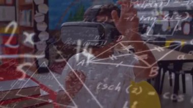 Matematik formüllerinin animasyonu sınıftaki çift ırklı çocuk yerine VR kulaklığı. Modern teknoloji kavramına sahip okul, eğitim ve öğrenim dijital olarak oluşturulmuş video.