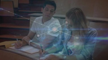 Kafkas öğrencilerin öğrenme üzerine veri işleme animasyonu. Küresel iş ve dijital arayüz kavramı dijital olarak oluşturulmuş video.