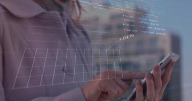 Kafkasyalı iş kadınının akıllı telefon kullanarak veri işleme animasyonu. Küresel iş ve dijital arayüz kavramı dijital olarak oluşturulmuş video.