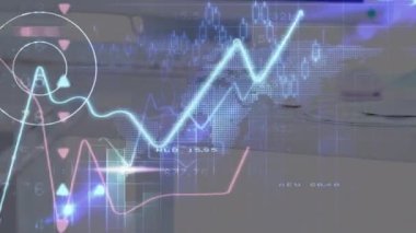 Dijital tablet kullanan beyaz bir kadına karşı dünya haritasında mali veri işleme. İş ve teknoloji kavramı