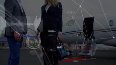 Beyaz iş adamlarının uçağın önünde konuştuğu ağ bağlantılarının animasyonu. İş, seyahat, bağlantılar ve teknoloji konsepti dijital olarak oluşturulmuş video.