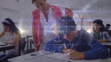 Çeşitli öğrencilerin öğrenmesi üzerine veri işleme animasyonu. Küresel iş ve dijital arayüz kavramı dijital olarak oluşturulmuş video.