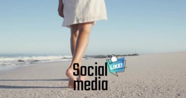 Sahilde yürüyen beyaz kadın üzerine sosyal medya metni ve ikon animasyonu. Küresel sosyal medya ve dijital arayüz kavramı dijital olarak oluşturulmuş video.