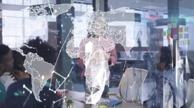 Çeşitli iş adamları üzerinde dünya haritasının animasyonu. Küresel bilim, bağlantılar, veri işleme ve dijital arayüz kavramı dijital olarak oluşturulmuş video.