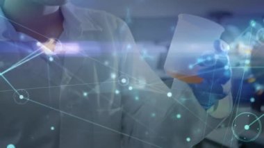 Beher ile melez kadın doktor üzerinde veri işleme animasyonu. Küresel iş ve dijital arayüz kavramı dijital olarak oluşturulmuş video.