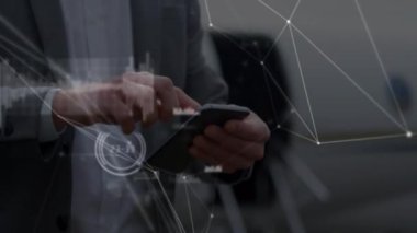 Kafkas iş adamının elinde akıllı telefon kullanarak bağlantı ağının animasyonu. İş, iletişim, bağlantılar ve teknoloji konsepti dijital olarak oluşturulmuş video.