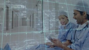 Çeşitli doktorların konuştuğu veri işleme animasyonu. Küresel iş ve dijital arayüz kavramı dijital olarak oluşturulmuş video.