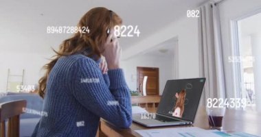 Kafkas iş kadınının telefon kulaklığı kullanarak veri işleme animasyonu. Küresel iş ve dijital arayüz kavramı dijital olarak oluşturulmuş video.