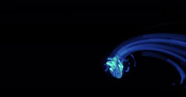 Siyah arkaplan üzerinde ışık izlerinin canlandırılması. Soyut arkaplan ve dijital arayüz kavramı dijital olarak oluşturulmuş video.