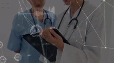 Çeşitli kadın doktorlar üzerindeki bağlantı ağının animasyonu. Sağlık, tıp, ağ, bağlantılar ve teknoloji konsepti dijital olarak oluşturulmuş video.