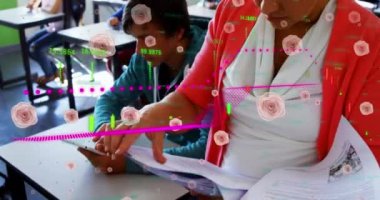 Okulda gülümseyen beyaz kadın öğretmen için pembe çiçek simgeleri ve veri işleme sistemi. Okul ve eğitim kavramı