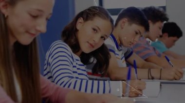 Çeşitli öğrenciler üzerinde matematik denklemlerinin animasyonu. Küresel eğitim, bilgisayar ve dijital arayüz kavramı dijital olarak oluşturulmuş video.