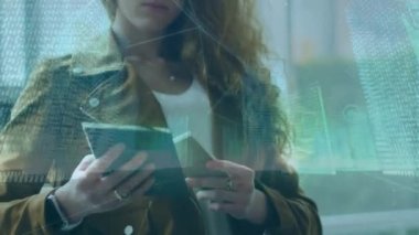 Pasaportu olan beyaz bir kadına karşı bağlantı ve veri işleme ağı. İş ve teknoloji kavramı