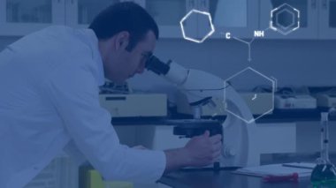 Mikroskop kullanan çift ırklı erkek laboratuvar çalışanı üzerindeki kimyasal formüllerin animasyonu. Bilim, kimya, laboratuvar ve teknoloji konsepti dijital olarak oluşturulmuş video.