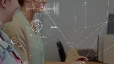 Kafkas kadınlarının bilgisayar kullanarak veri işleme animasyonu. Küresel iş ve dijital arayüz kavramı dijital olarak oluşturulmuş video.